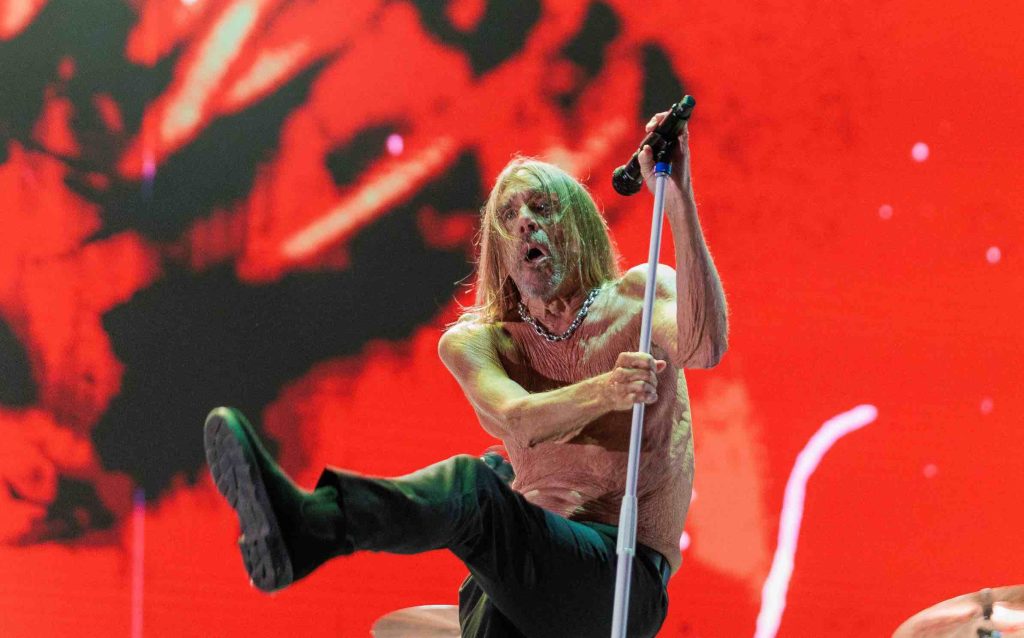 Iggy Pop continua furioso no palco do The Town