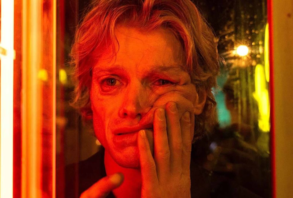 "Cara-de-Barro" cria uma atmosfera sanguinária e bizarra no cinema